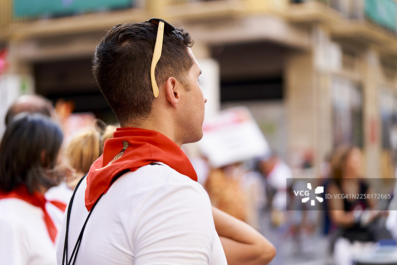 身穿红围巾的男子参加潘普洛纳的圣费尔明节图片素材