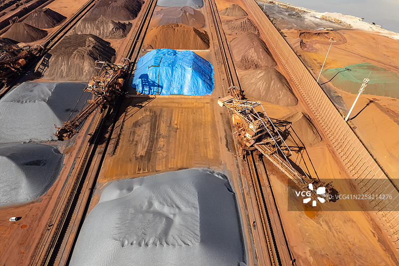 堆积的金属矿石原材料采矿区图片素材