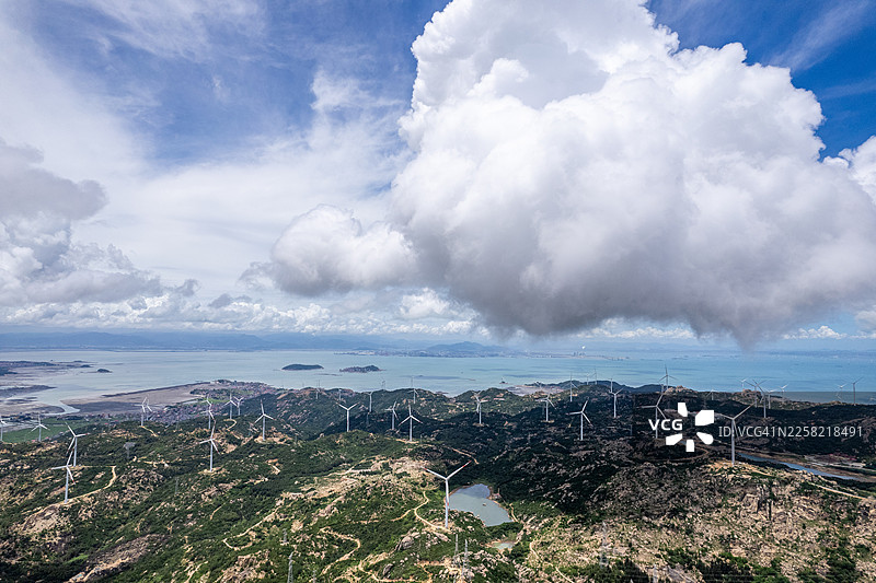 云层下的风力涡轮机鸟瞰图图片素材