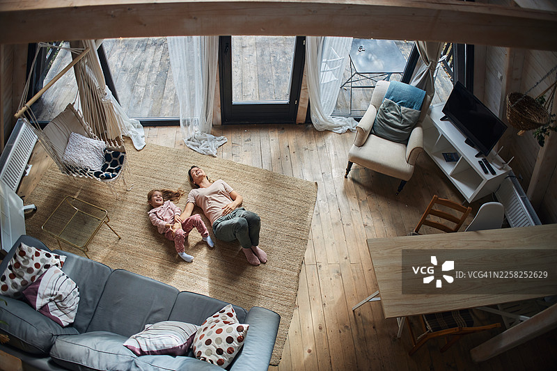 山间小屋的惬意早晨图片素材