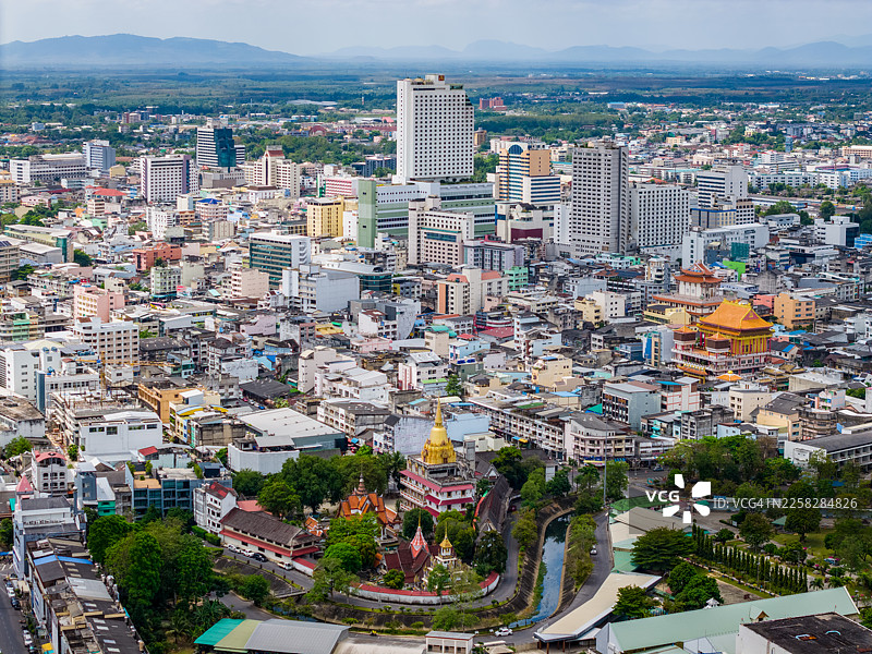 泰国宋卡府合艾市的鸟瞰全景，展示了现代建筑、传统寺庙和运河，背景是蓝天图片素材