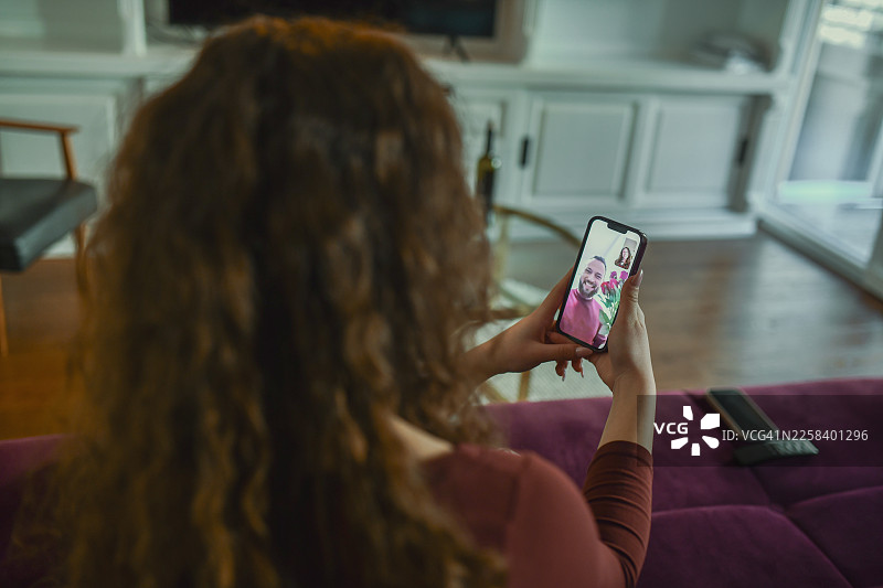 情侣在家视频通话共度情人节，通过手机分享快乐时光图片素材