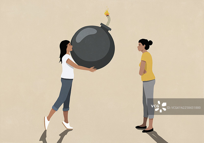 一位女士将一个大炸弹递给双臂交叉的朋友，背景为米色图片素材