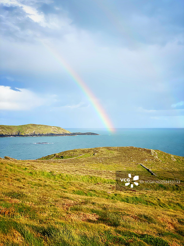 海面上和岬角上的彩虹，野性大西洋之路，西科克爱尔兰图片素材