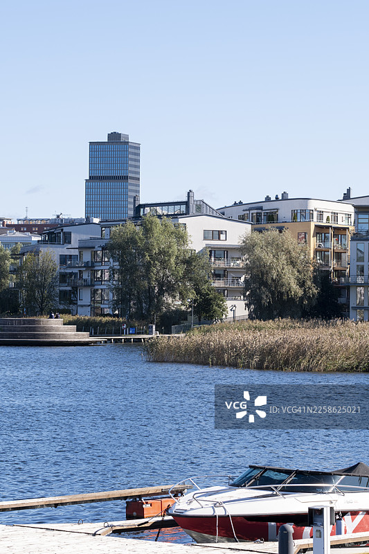 瑞典斯德哥尔摩索德拉·哈马尔比港水上天际线垂直景观图片素材