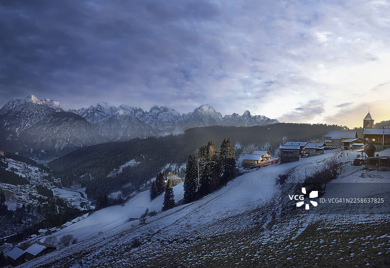 意大利威尼托大区科梅利科上城圣莱昂纳多教堂（圣莱昂纳多教堂）的村庄鸟瞰图图片素材