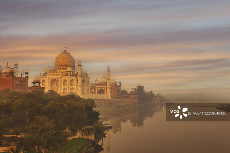 日出时分，印度北方邦阿格拉，亚穆纳河畔的泰姬陵图片素材