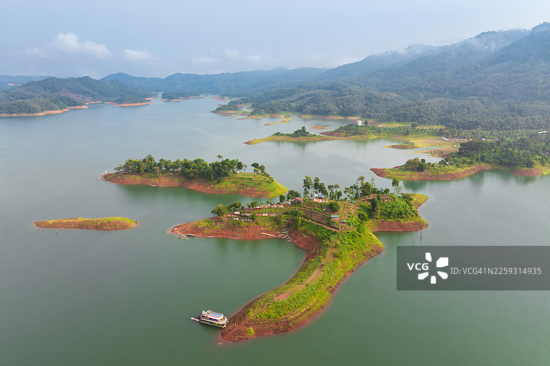 泰国亚拉邦邦浪水库上雾气缭绕的岛屿，景色郁郁葱葱，独具特色。图片素材