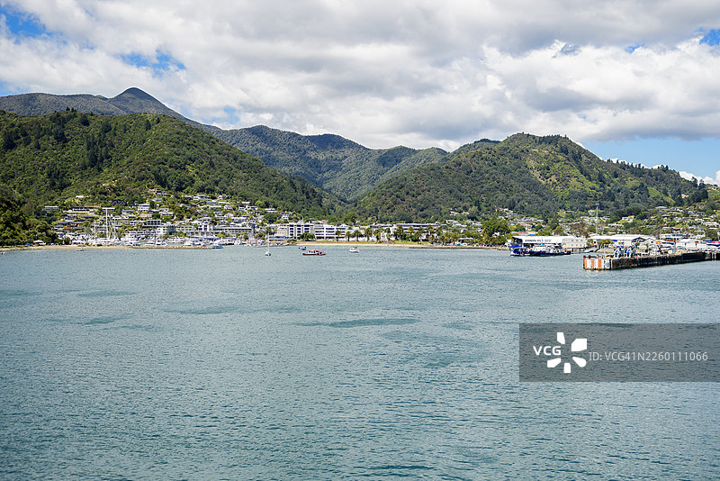 新西兰南岛马尔堡地区皮克顿港，坐落于壮丽的皇后海峡沿岸一处隐蔽的海湾中图片素材
