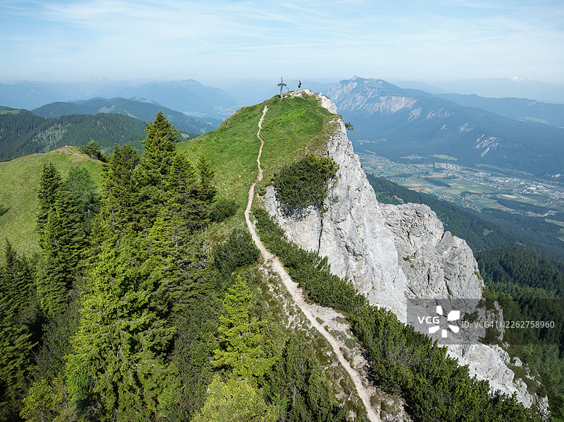 登山者站在山峰上图片素材