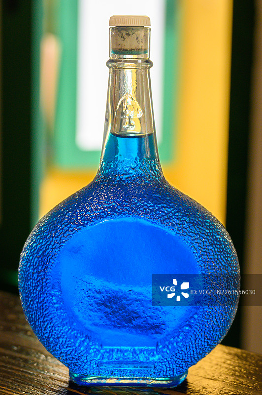 世界著名蓝橙力娇酒在库拉索威廉斯塔德的瓶子图片素材
