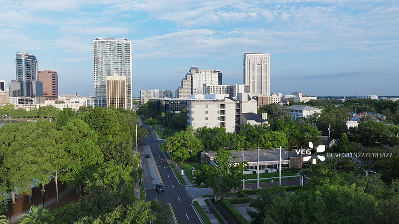 佛罗里达州奥兰多市中心附近的林荫大道图片素材