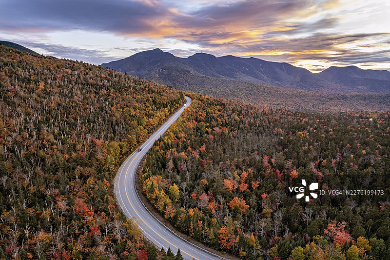 秋叶中的坎卡马古斯公路，白山，新罕布什尔州图片素材