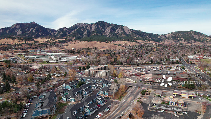 无人机视角下的博尔德社区和下方 the Flatirons 的购物中心，科罗拉多州图片素材