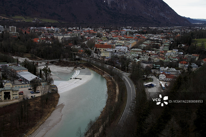 从普雷迪克特施图尔(Prediktstuhl)看巴伐利亚州巴特赖兴哈尔(Bad Reichenhall)的景色图片素材