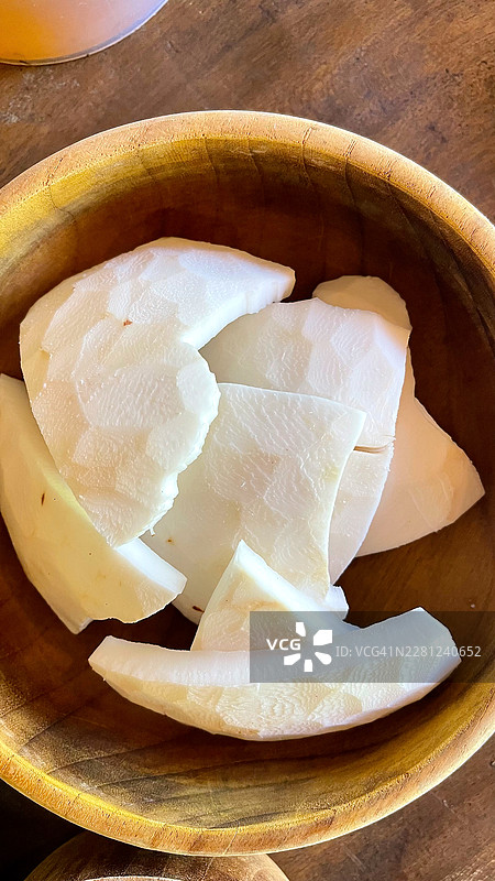新鲜切片成熟椰子肉的原始基底图片素材