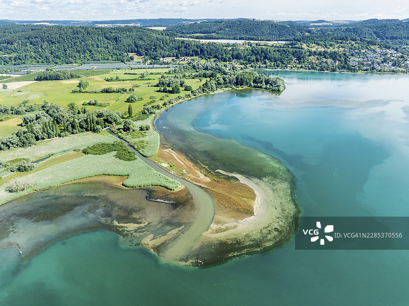 低潮时斯托卡赫河口(Stockacher Aach)的鸟瞰图,它流入于伯林根湖(Lake Überlingen)。由于流入物携带的悬浮物和沉积物沉积,博德曼-路德维希港(Bodman-Ludwigshafen)附近的岸区逐渐淤积。湖泊C图片素材