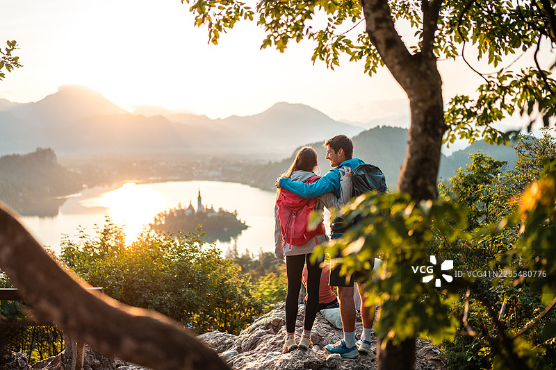 宁静的风景，拥有茂密的绿植和倒映着晨光的平静湖面图片素材