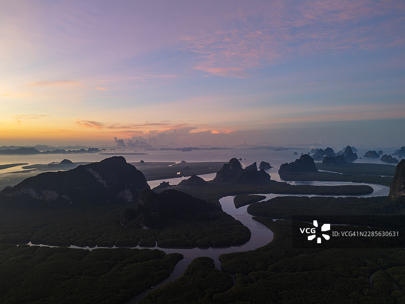 卡斯特湿地和蜿蜒河流上方的柔和黎明图片素材
