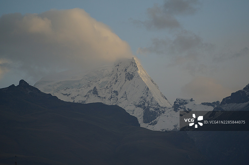 黄昏时分，安第斯山脉白雪皑皑的山峰，瓦拉斯图片素材