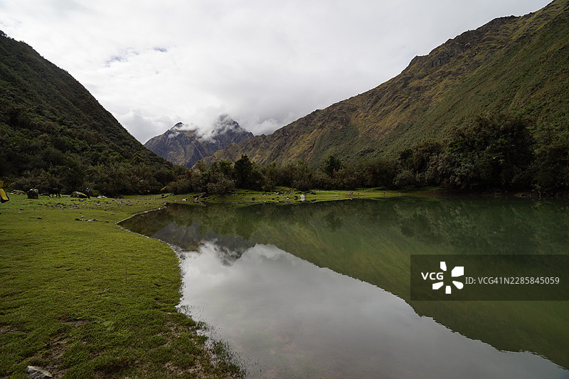 瓦拉斯高山湖泊倒影山谷图片素材