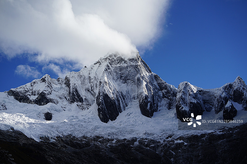 蓝天映衬下的金字塔形雪山，瓦拉斯图片素材
