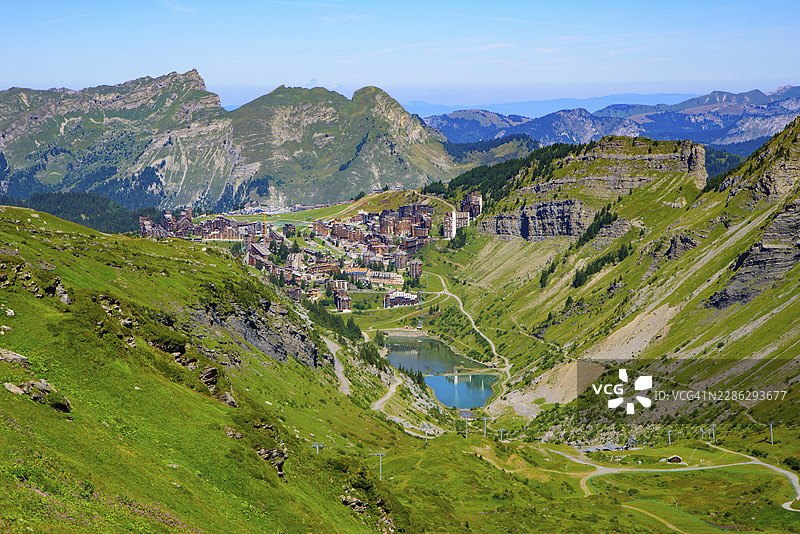 夏季的阿沃里亚兹，法国阳光谷滑雪区的一个山地度假胜地图片素材