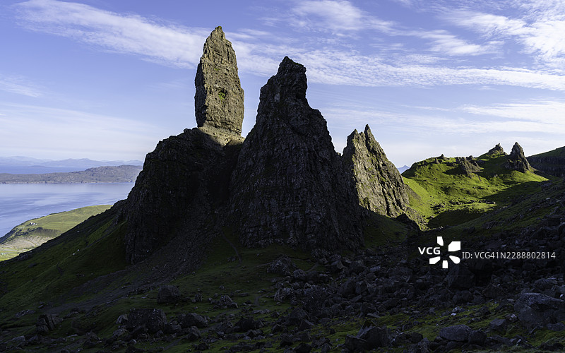苏格兰老人石（Old Man of Storr）和斯托尔（Storr）的戏剧性岩层，背景为大海和天空，英国，英国，斯凯岛图片素材