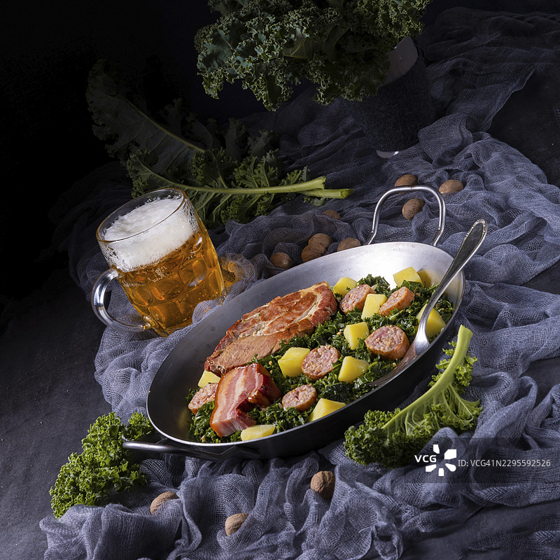 美味的羽衣甘蓝煎锅配香肠和烤肉图片素材