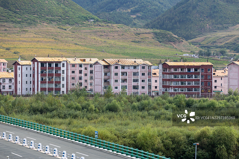 从中国吉林图们看向朝鲜南阳市的图们江图片素材