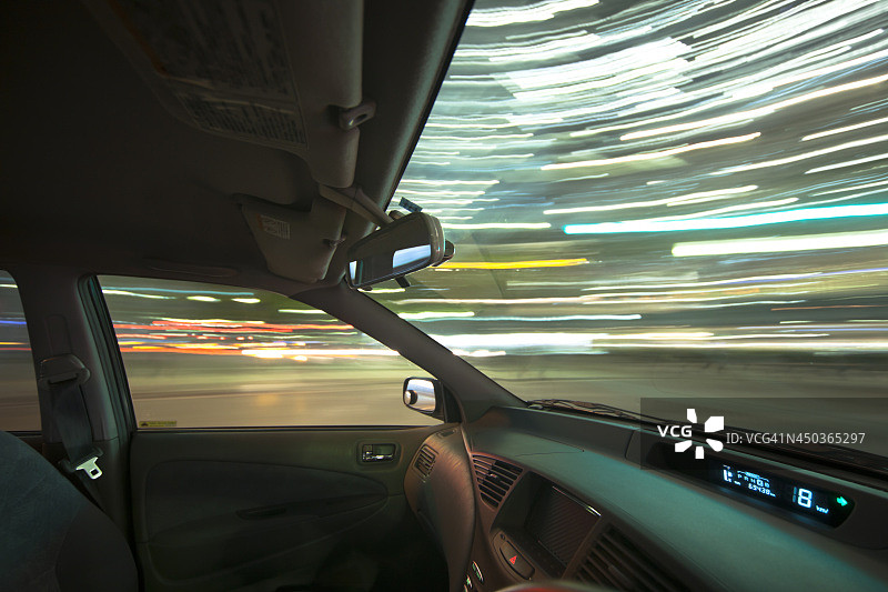 在灯火通明的城市中驾驶图片素材