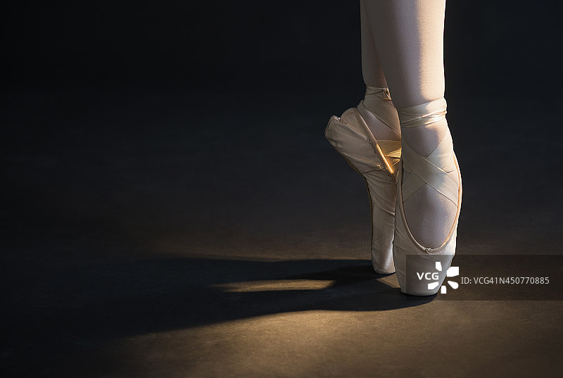16-17岁女孩芭蕾舞鞋特写图片素材