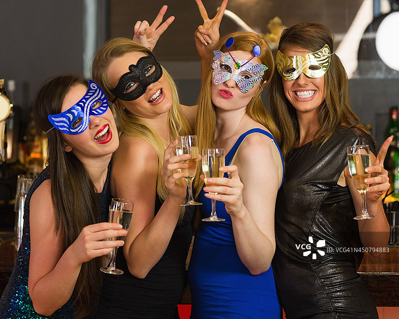 戴口罩女性手持香槟图片素材