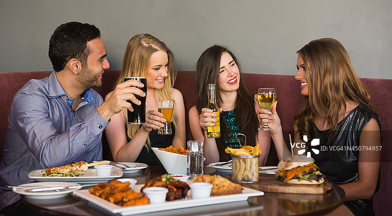 朋友们聚在一起享用晚餐图片素材