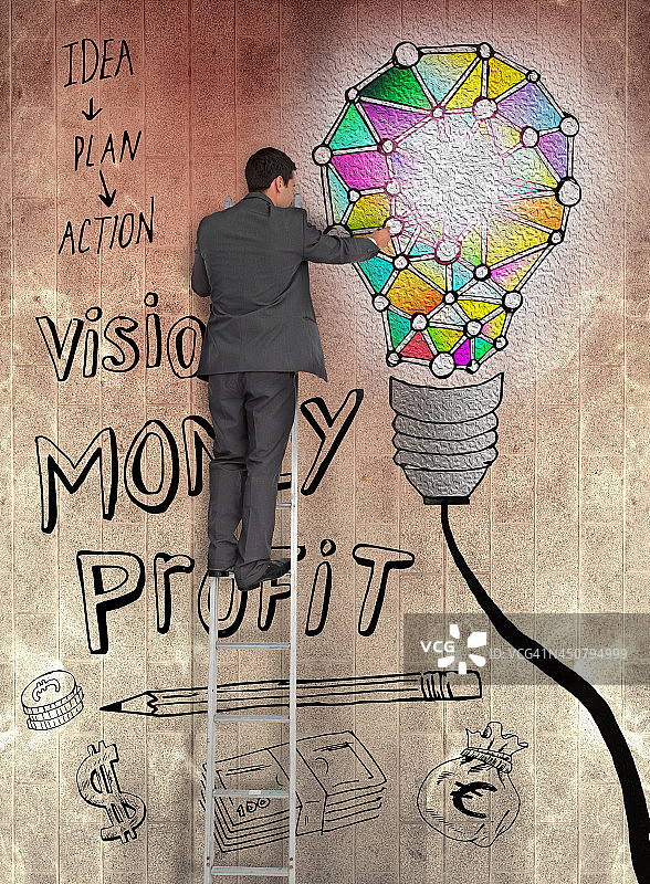 触摸棕色墙上彩绘灯泡的商务人士背影图片素材