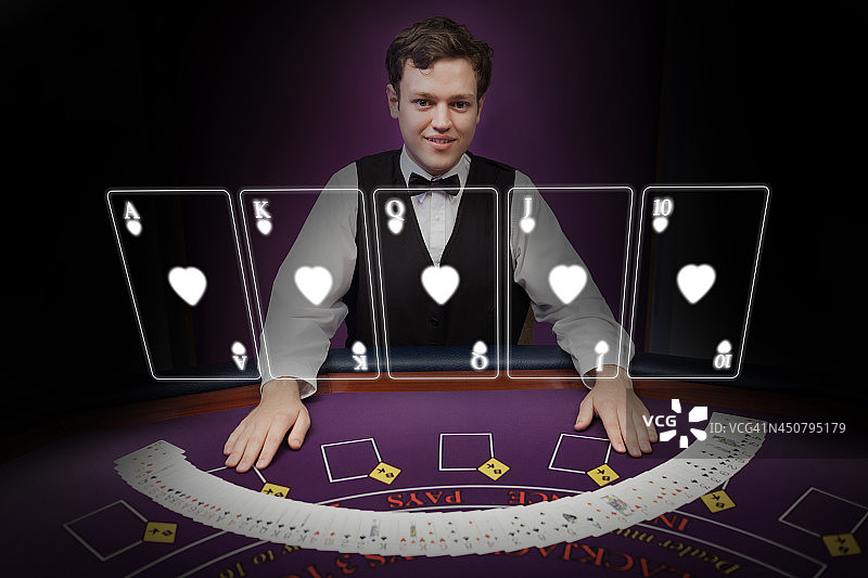 荷官在全息卡牌后图片素材