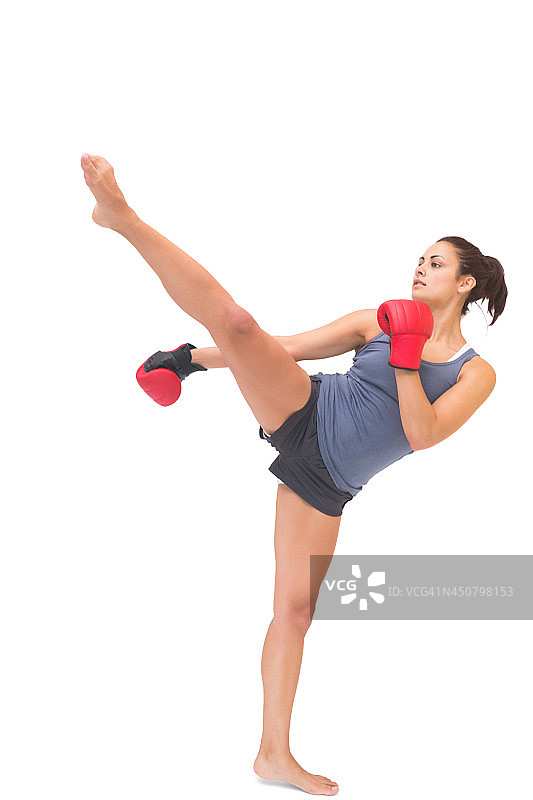 迷人的运动型棕发女子在练习跆拳道图片素材