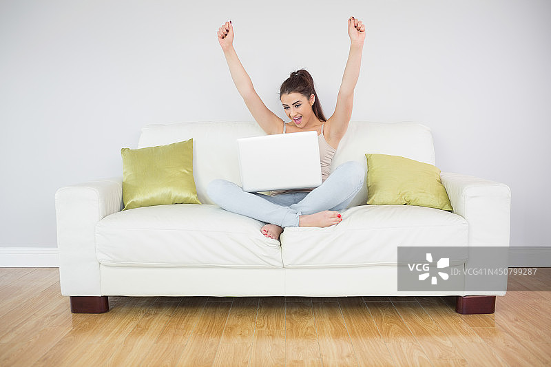 使用笔记本电脑的快乐年轻女人图片素材