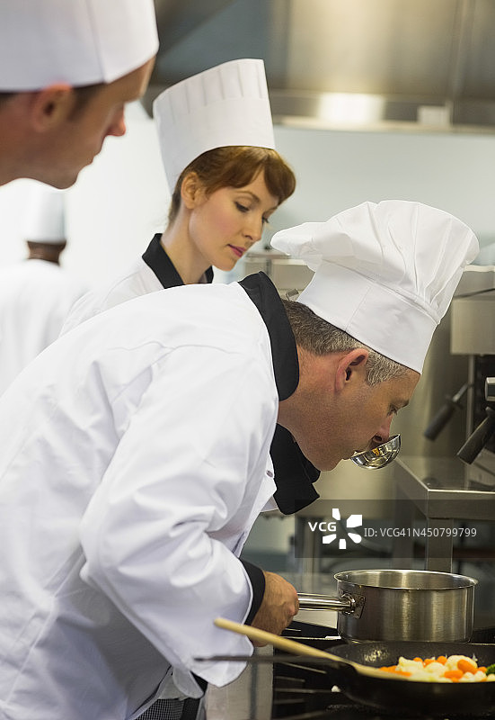 品尝食物的成熟男性厨师图片素材