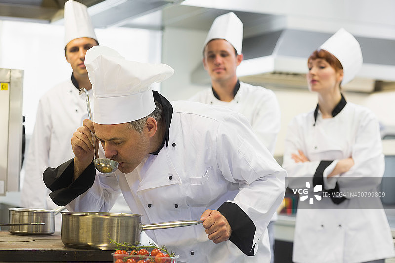 主厨品尝汤图片素材