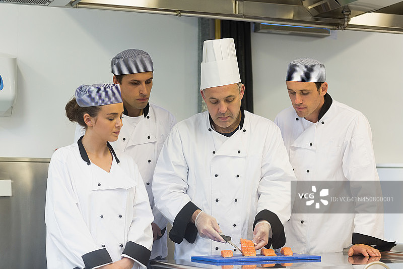 主厨教学如何处理三文鱼图片素材