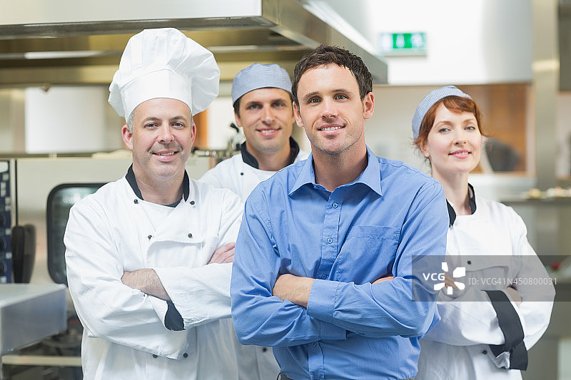 年轻经理与厨师合影图片素材