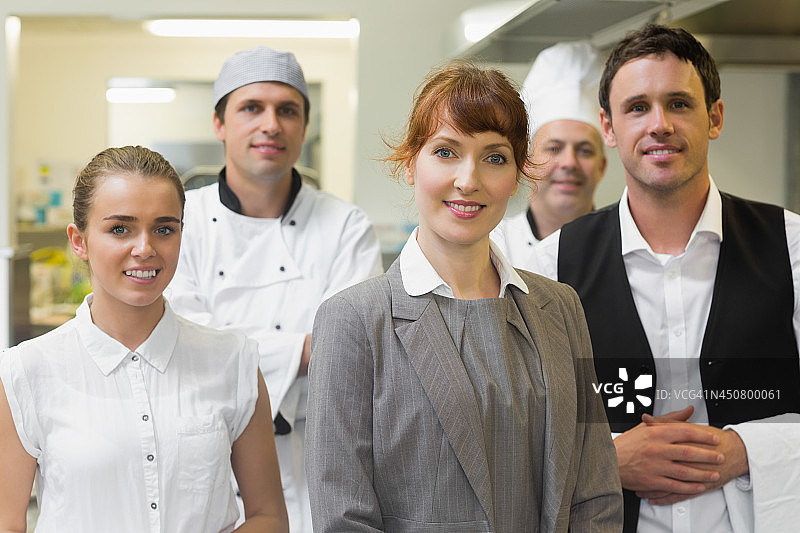 年轻女经理在现代厨房摆姿势图片素材