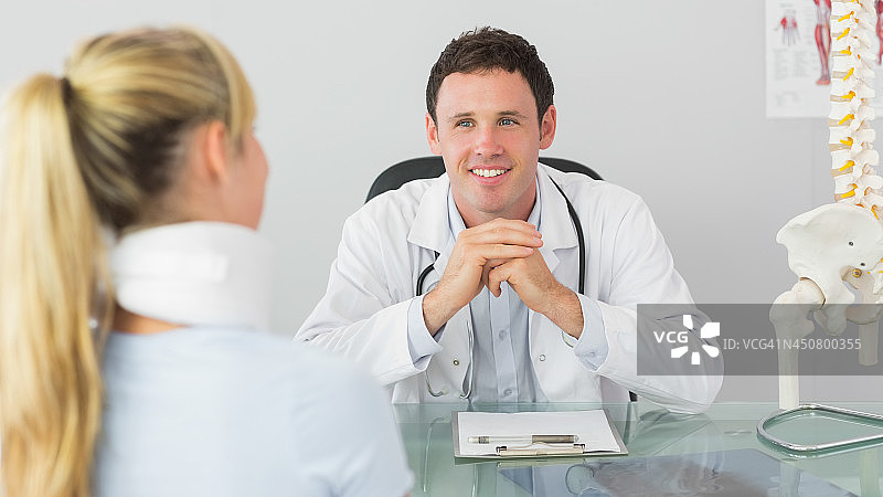 微笑的医生与病人预约图片素材