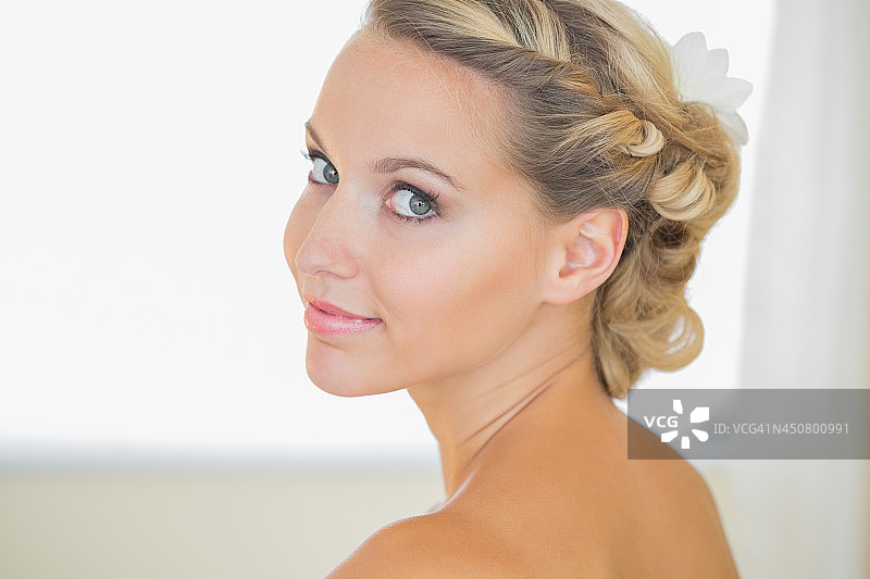 有魅力的年轻新娘回头看图片素材