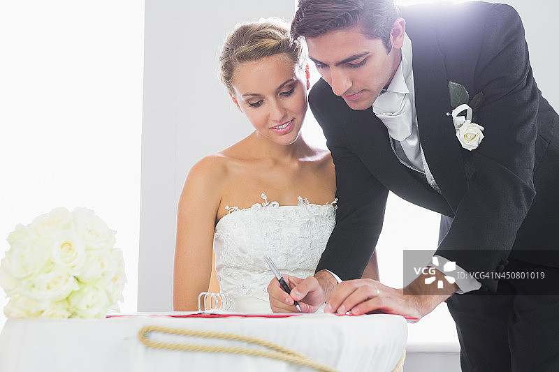 帅气的新郎签署结婚协议图片素材