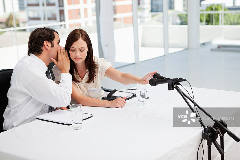 男人在向同事耳语图片素材