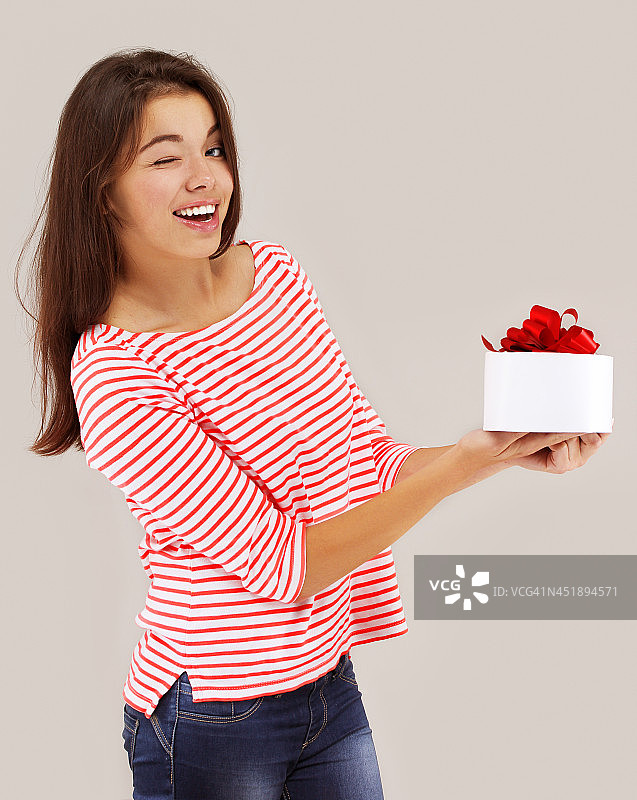 美丽女孩赠送礼物图片素材