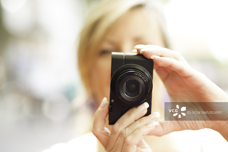 摄影师手持相机图片素材