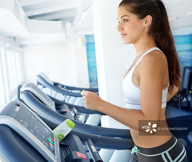 她照顾自己的身体图片素材